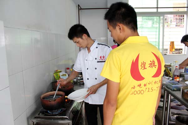 煌旗潮汕砂锅粥培训老师教学