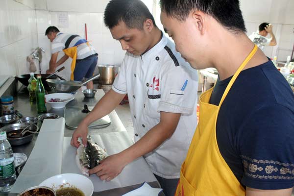 在煌旗学纸包鱼一般要多少天