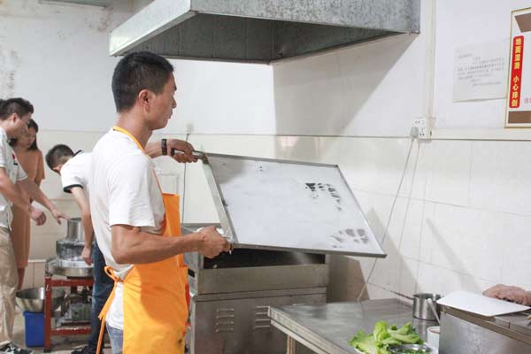 煌旗小吃培训机构学员做肠粉过程