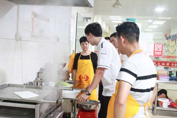 煌旗肠粉培训老师蒸制肠粉