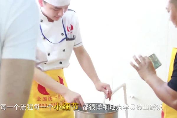 煌旗石磨肠粉培训班上课过程视频截图