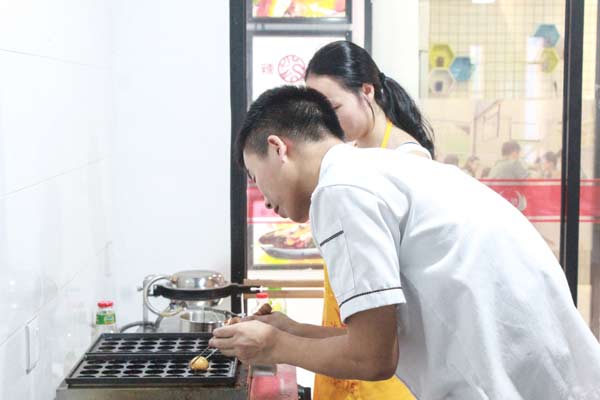 煌旗章鱼小丸子培训班老师教学
