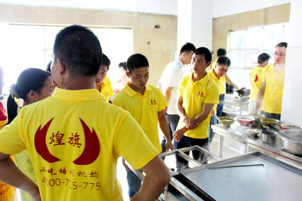 在煌旗学做石磨肠粉的学生实操