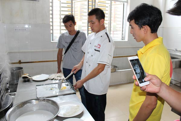 煌旗石磨肠粉培训老师做肠粉过程