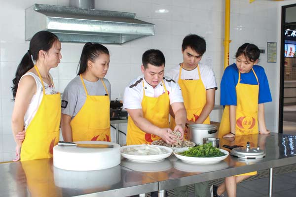 煌旗萝卜牛杂培训班老师教学生腌制牛杂