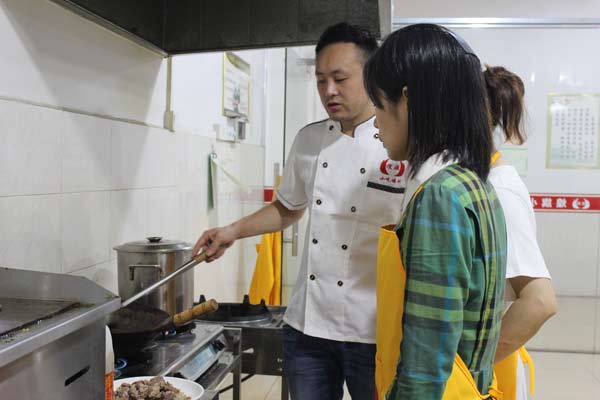 煌旗萝卜牛杂培训班老师教学员怎么炒牛杂