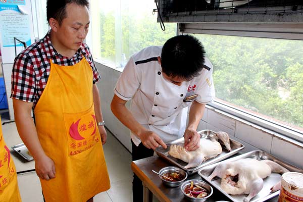 煌旗广式烧腊培训老师教学员如何腌制烧鸭