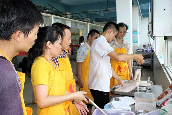 煌旗广式烧腊培训班老师腌制烧鸭