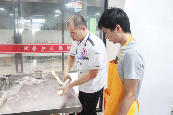 煌旗生煎包培训老师教学员和面技巧
