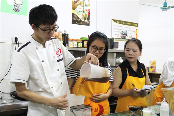 煌旗奶茶培训老师制作奶茶过程