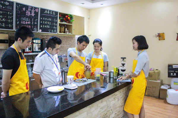 煌旗奶茶培训老师教学生做奶茶