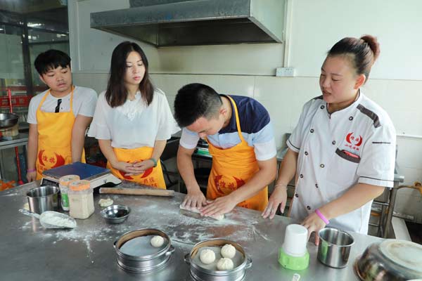 煌旗狗不理包子培训学员实操过程