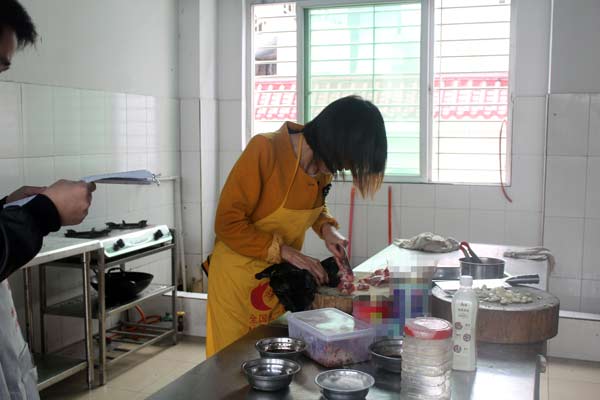 在煌旗学做过桥米线技术的学员实操过程